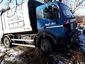 Popelářský vůz srazil v Hrachovci, okrajové části Valašského Meziříčí, při... Popelářský vůz srazil v Hrachovci, okrajové části Valašského Meziříčí, při...