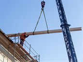 Do krovu bývalého augustiniánského kláštera ve Šternberku vynesl jeřáb nové až... Do krovu bývalého augustiniánského kláštera ve Šternberku vynesl jeřáb nové až...