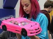 Růžový model závodního auta na vodíkový pohon se liší hlavně ve svých útrobách,... Růžový model závodního auta na vodíkový pohon se liší hlavně ve svých útrobách,...