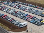 V Hradci Králové u nemocnice začalo sloužit provizorní parkoviště (27. 1. 2020). V Hradci Králové u nemocnice začalo sloužit provizorní parkoviště (27. 1. 2020).