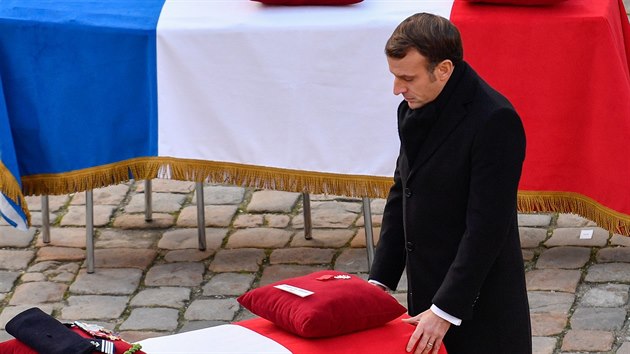 Francouzsk prezident Emmanuel Macron uctil pamtku 13 vojk, kte zemeli pi srce dvou helikoptr v Mali. (2. prosince 2019)