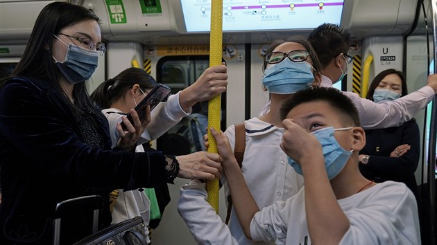 Cestujc v hongkongskm metru s nasazenmi respiranmi roukami. (24. ledna 2020)