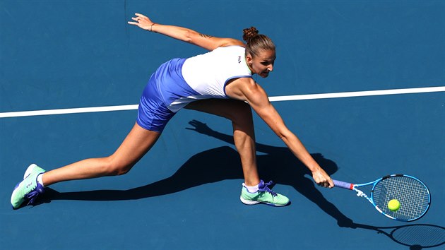 Karolna Plkov se natahuje po mi v prvnm kole Australian Open.