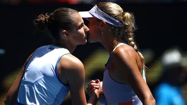 Karolna Plkov (vlevo) pijm gratulace od Francouzky Kristiny Mladenovicov po utkn prvnho kola Australian Open.