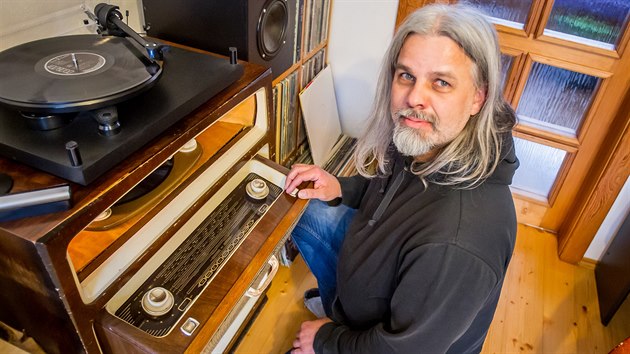 Sběratel gramofonů a LP desek Stanislav Fuka žije v Táboře.