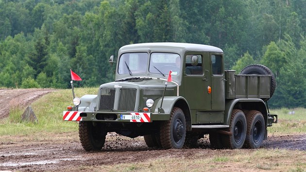Mal mnostv taha Tatra 141 se dochovalo do souasnosti, zde vidme jeden ve vojensk barv na veternskch znakch.