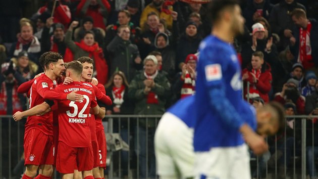 Fotbalist Bayernu Mnichov oslavuj gl do st Schalke.