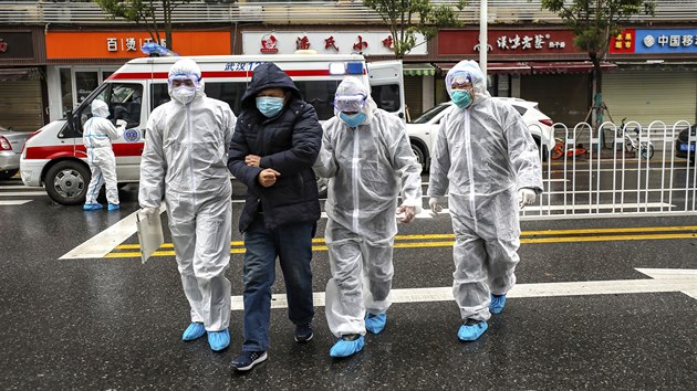 Zdravotnci ve mst Wu-chan, hlavnm mst nsk provincie Chu-pej, kter je odznut od zbytku svta. nsk vlda tak reagovala na prudk nrst potu nakaench koronavirem. (26. ledna 2020)