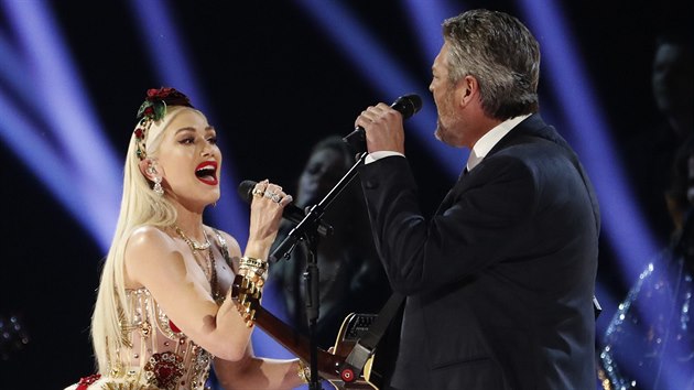Gwen Stefani a Blake Shelton na pedvn cen Grammy 2020.
