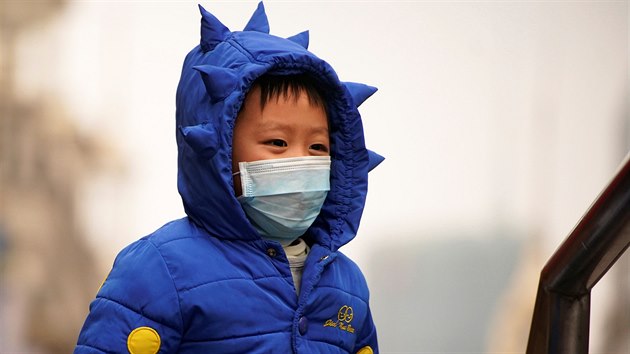 Lid kvli en nebezpenho koronaviru nos ochrann rouky. Snmek pochz ze anghaje. (24. ledna 2020)