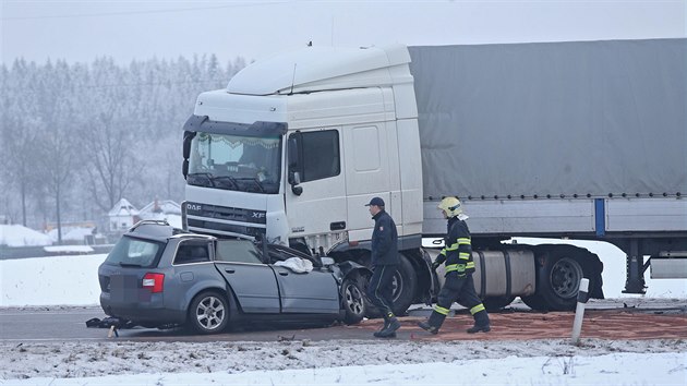 Pi srce osobnho auta a kamionu u Jihlavy zemel idi menho z voz.