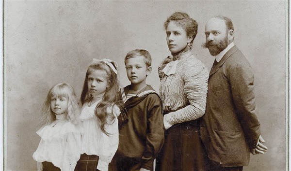 Karel Maria Chotek s rodii a sestrami, rok 1895.