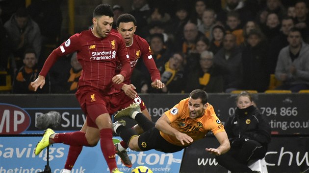 Alex Oxlade-Chamberlain (vlevo) z Liverpoolu uhn s mem v utkn proti Wolverhamptonu.