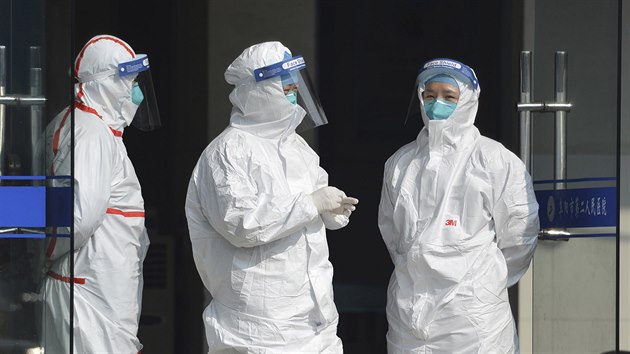 Personál nemocnice u kliniky ve Wu-chanu (ilustrační foto)