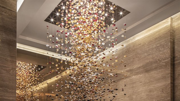 Adani Corporate House: z nerezov konstrukce umstn ve strop jsou sputn stovky sklennch kamen z ernho, ervenho, vnovho, lutho, jantarovho a irho kilu uchycen na lankch.