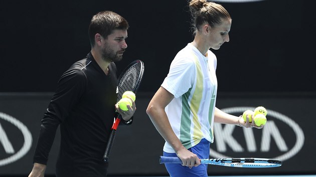 Karolna Plkov bhem trninku ped startem Australian Open s kouem Dani Vallverdem.