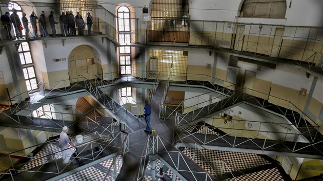 Vězňům se od letošního roku zvýšila mzda. Činí padesát procent minimální mzdy, což je 7 300 korun. Firma MEA vybuduje vedle plzeňské věznice výrobní halu, kde budou vězni pracovat.