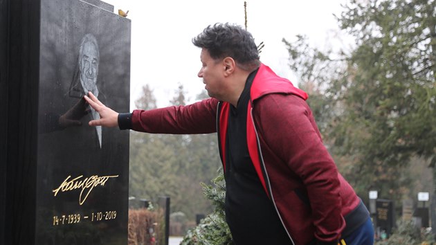 Timo Tolkki u hrobu Karla Gotta (Praha, 18. ledna 2020)