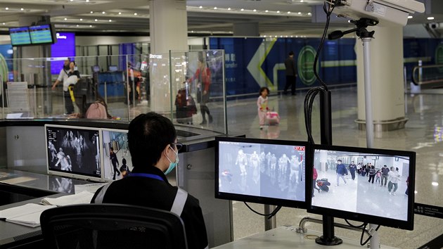 Zamstnanec hongkongskho letit monitoruje cestujc (4. ledna 2020)