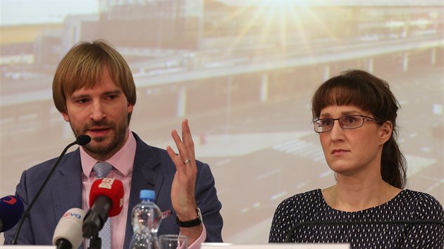 Ministr zdravotnictv Adam Vojtch a hlavn hygienika R Eva Gottvaldov na tiskov konferenci tkajc se bezpenostnch opaten kvli koronaviru z nskho msta Wu-chanu. (26. ledna 2020)