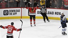 Patrick Kane z Chicaga slaví svj tisící bod v NHL, raduje se i jeho spoluhrá...