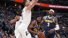 Jerami Grant (s míčem) z Denveru bráněný Domantasem Sabonisem z Indiany. Jerami Grant (s míčem) z Denveru bráněný Domantasem Sabonisem z Indiany.