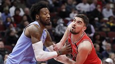 Tomáš Satoranský (vpravo) z Chicaga a Robert Covington z Minnesoty. Tomáš Satoranský (vpravo) z Chicaga a Robert Covington z Minnesoty.