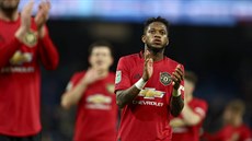 Záložník Fred z Manchesteru United děkuje fanouškům po utkání na hřišti City. Záložník Fred z Manchesteru United děkuje fanouškům po utkání na hřišti City.