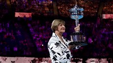 Margaret Courtová s kopii poháru pro vítězku Australian Open. Margaret Courtová s kopii poháru pro vítězku Australian Open.