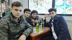 Daniel Pekárek (vlevo) ve Wu-chanu s kamarády. Daniel Pekárek (vlevo) ve Wu-chanu s kamarády.