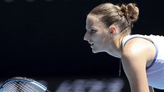 Karolína Plíšková vyčkává na příjmu v prvním kole Australian Open. Karolína Plíšková vyčkává na příjmu v prvním kole Australian Open.