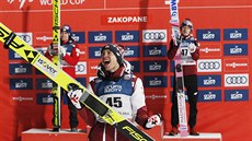 STUPNĚ VÍTĚZŮ. Vítěz Kamil Stoch (uprostřed), druhý Stefan Kraft (vlevo) a... STUPNĚ VÍTĚZŮ. Vítěz Kamil Stoch (uprostřed), druhý Stefan Kraft (vlevo) a...
