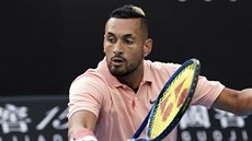 Australan Nick Kyrgios odehrává balon během osmifinále Australian Open. Australan Nick Kyrgios odehrává balon během osmifinále Australian Open.