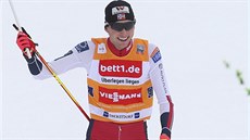 Sdruženář Jarl Magnus Riiber dováží norskou štafetu do cíle závodu SP v... Sdruženář Jarl Magnus Riiber dováží norskou štafetu do cíle závodu SP v...