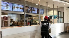 V pobočce KFC v birminghamském Chelmsley Wood museli mezi obsluhu a zákazníky... V pobočce KFC v birminghamském Chelmsley Wood museli mezi obsluhu a zákazníky...