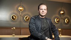 Šéfkuchař Marco Simonis ukazuje, že z invalidního křesla se dá uvařit všechno. Šéfkuchař Marco Simonis ukazuje, že z invalidního křesla se dá uvařit všechno.
