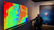 Ředitel produktů společnosti TPVision, Danny Tack, ukazuje analýzu obrazu... Ředitel produktů společnosti TPVision, Danny Tack, ukazuje analýzu obrazu...