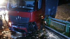 Kamion havaroval na zasněžené vozovce u Solné Lhoty za Vimperkem směrem na... Kamion havaroval na zasněžené vozovce u Solné Lhoty za Vimperkem směrem na...