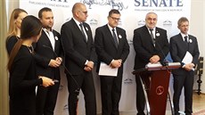Senátoři při představení ústavní stížnosti na způsob zvýšení rodičovského... Senátoři při představení ústavní stížnosti na způsob zvýšení rodičovského...