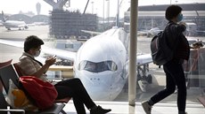 Cestující na mezinárodním letišti v Hongkongu čekají na svůj letu. Vyprodané... Cestující na mezinárodním letišti v Hongkongu čekají na svůj letu. Vyprodané...
