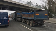 Řidiči si postojí v koloně od 168. kilometru. Ta může narůstat. Řidiči si postojí v koloně od 168. kilometru. Ta může narůstat.
