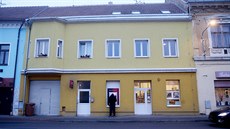 V domě je prodejna potravin a bankomat. Novorozeně spadlo na dvorek za domem. V domě je prodejna potravin a bankomat. Novorozeně spadlo na dvorek za domem.