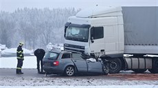 Při srážce osobního auta a kamionu u Jihlavy zemřel řidič menšího z vozů. Při srážce osobního auta a kamionu u Jihlavy zemřel řidič menšího z vozů.
