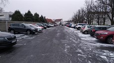 Parkoviště v areálu nemocnice přímo před vchodem do hlavní budovy bývalo... Parkoviště v areálu nemocnice přímo před vchodem do hlavní budovy bývalo...