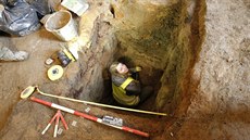 Archeologové v místě průzkumu nalezli středověkou odpadní jímku či studnu se... Archeologové v místě průzkumu nalezli středověkou odpadní jímku či studnu se...