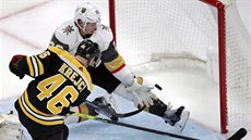 David Krejčí z Bostonu dává gól, Nick Holden z Vegas už puk nedokázal lapit. David Krejčí z Bostonu dává gól, Nick Holden z Vegas už puk nedokázal lapit.