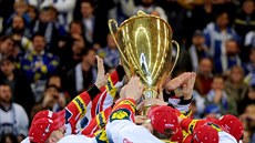 Takhle slavili hokejisté Pardubic titul v roce 2012. Od té doby se propadli na... Takhle slavili hokejisté Pardubic titul v roce 2012. Od té doby se propadli na...