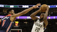 Khris Middleton z Milwaukee při střelbě, brání ho Troy Brown Jr. z Washingtonu. Khris Middleton z Milwaukee při střelbě, brání ho Troy Brown Jr. z Washingtonu.