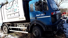 Popelářský vůz srazil v Hrachovci, okrajové části Valašského Meziříčí, při... Popelářský vůz srazil v Hrachovci, okrajové části Valašského Meziříčí, při...