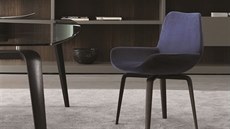 Modrý samet na alounném nábytku dodává interiéru na eleganci i honosnosti.
